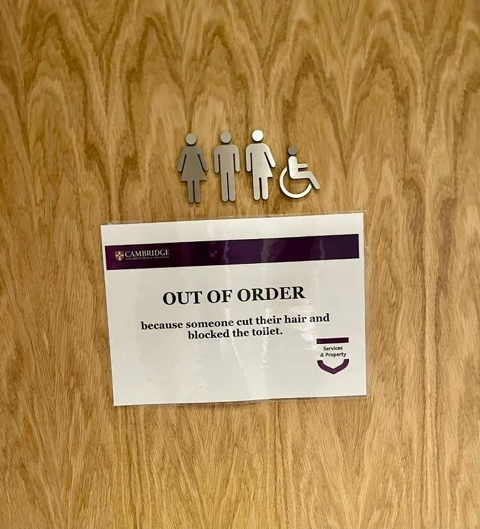 Cartel en los retretes accesibles del trabajo