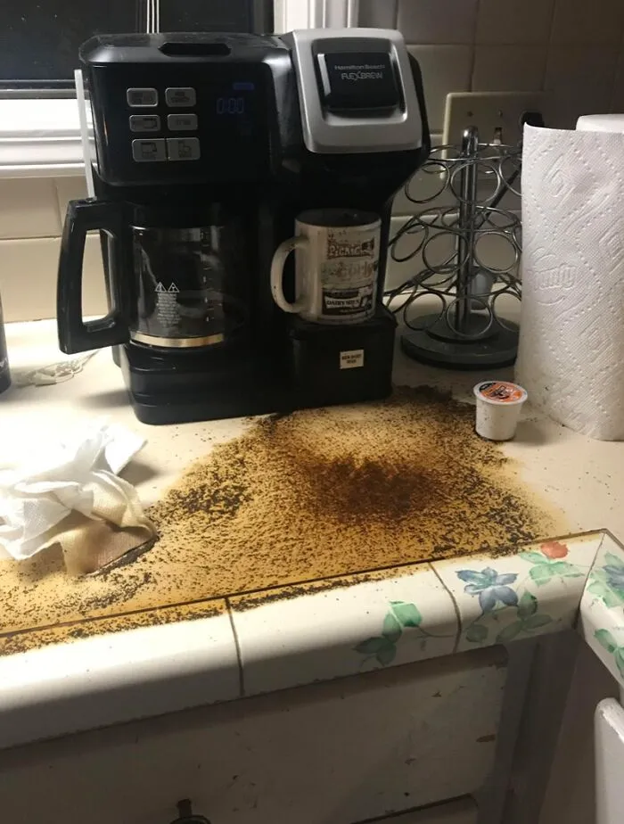 Tras hora y media limpiando la cocina, fui a hacerme un café y...