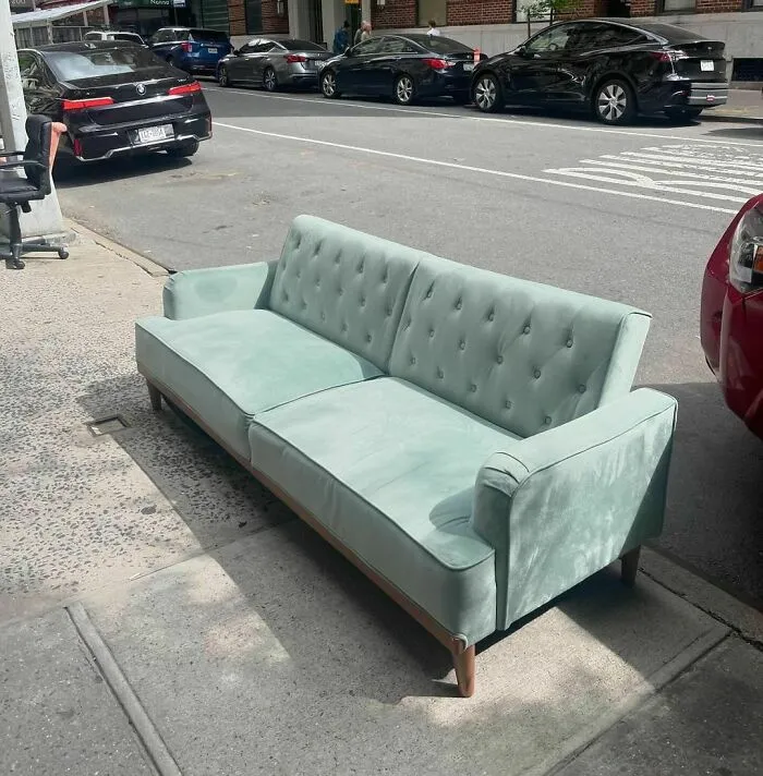 One Man’s Trash, Another’s Jackpot: 35 Wild Stooping Discoveries In New York (New Pics)