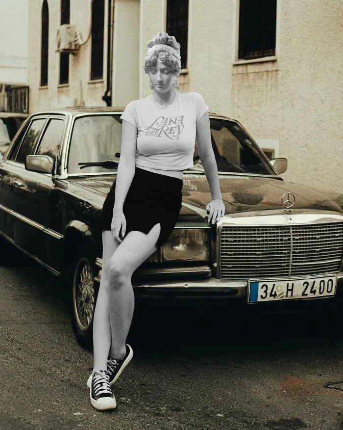 30 Art Icons Manipulated To Pose As Present Social Media Influencers, And The Result Is Spot-On (New Pics)