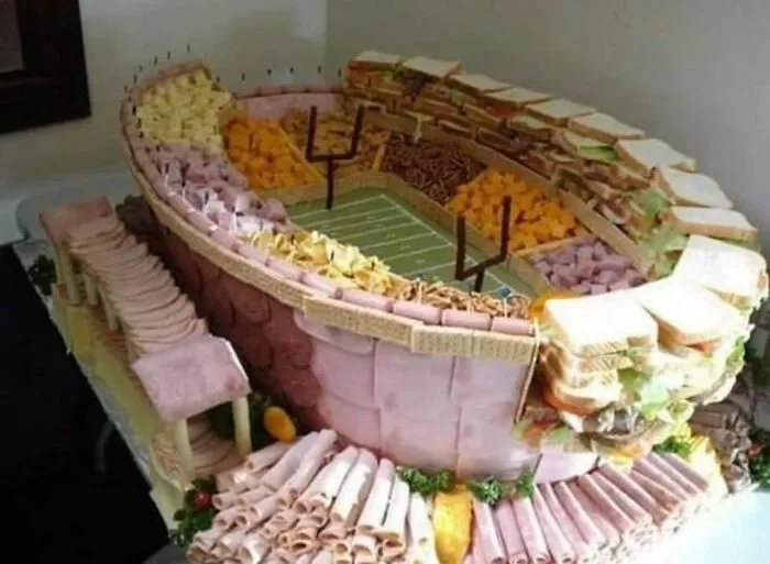 Estadio hecho con jamón, queso y pan en una impresionante y divertida imagen horrible pero graciosa para incomodar.
