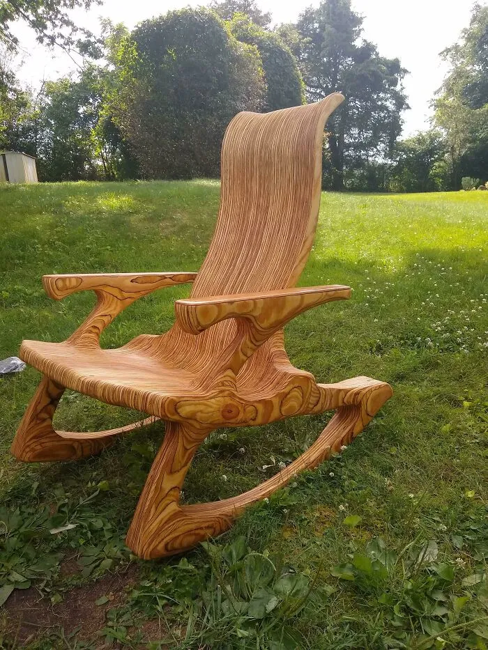 Mecedora hecha de madera contrachapada