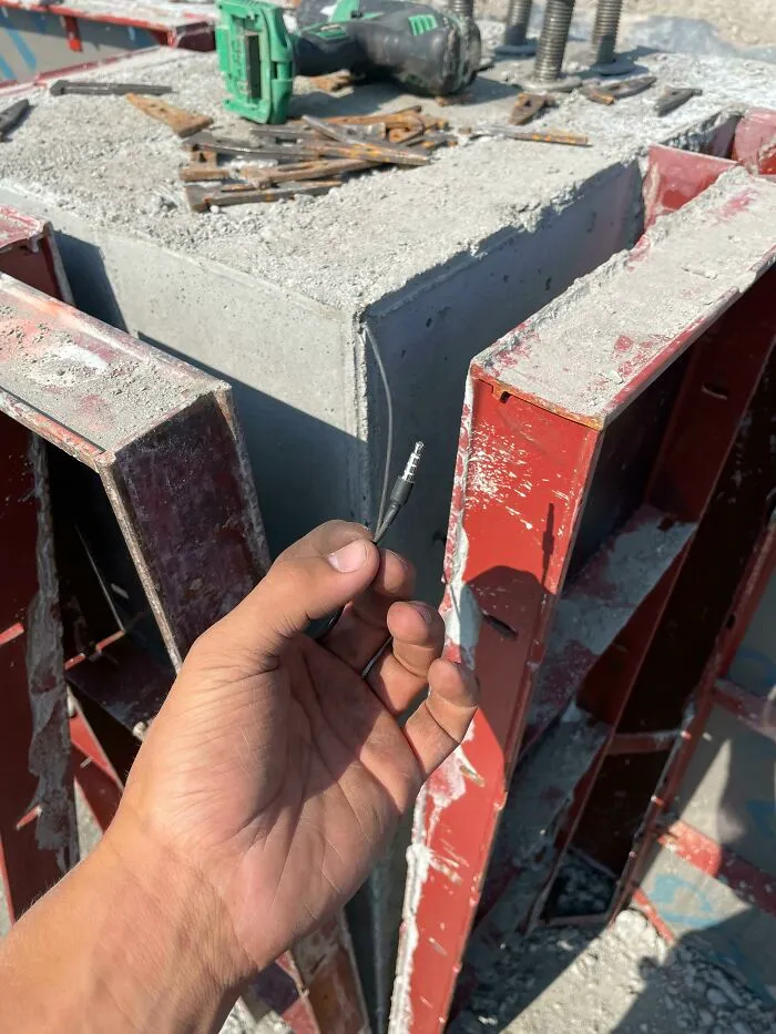 Mi compañero de trabajo se quejaba de haber perdido sus auriculares. Creo que los encontré