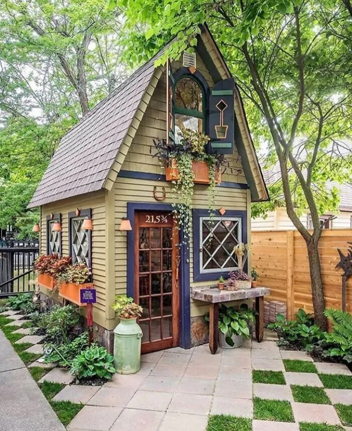 The Exterior Of This Tiny House Is One Of The Best I've Seen In A While! So Cute