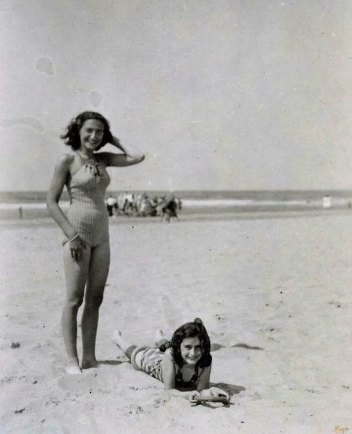 Anne Frank en la playa con su hermana Margot, Zandvoort, 1940