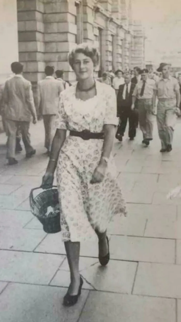 Un fotógrafo callejero hizo esta foto a mi abuela en los 60