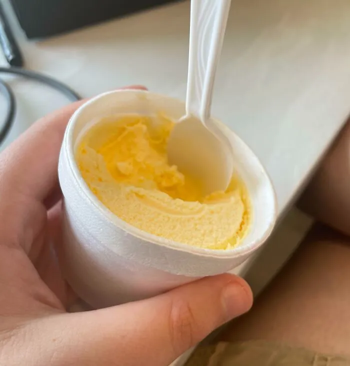 Es un día caluroso en Omaha y en mi trabajo trabajamos la mayor parte del tiempo al aire libre, por lo que los supervisores decidieron venir y darnos a los empleados helado gratis para mantenernos frescos.