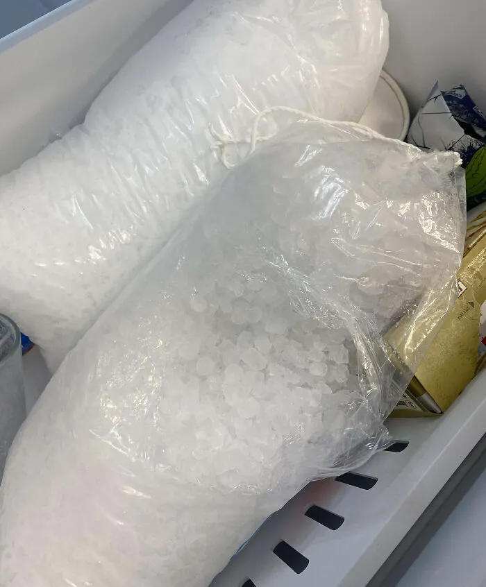 La manera en que mi compañero de trabajo abre una bolsa de hielo. La bolsa literalmente tiene un cordón para abrirla