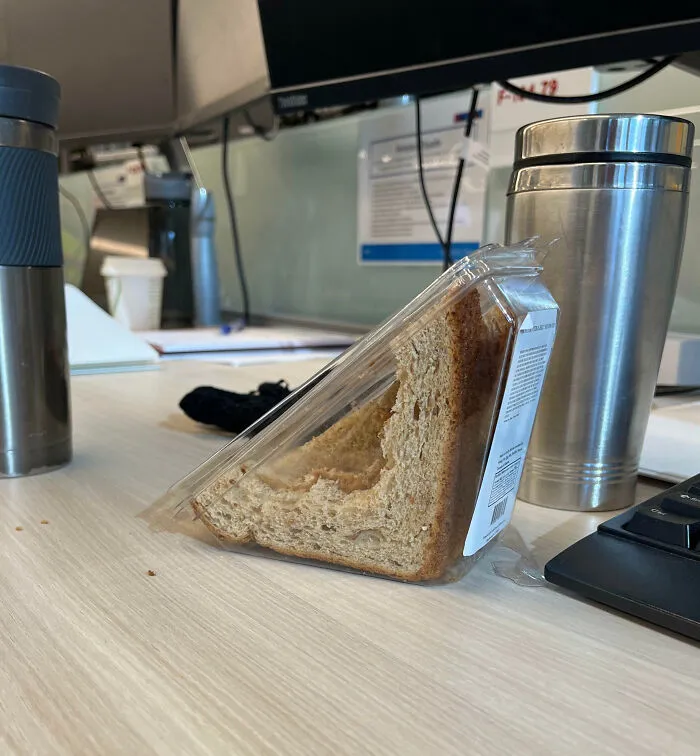Cada semana, mi compañera de trabajo solo come esta cantidad de su sándwich de mantequilla de maní y mermelada antes de tirarlo a la basura