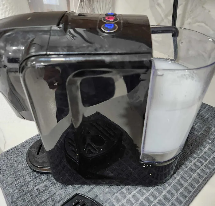 Alguien vertió leche en la máquina de café de mi oficina