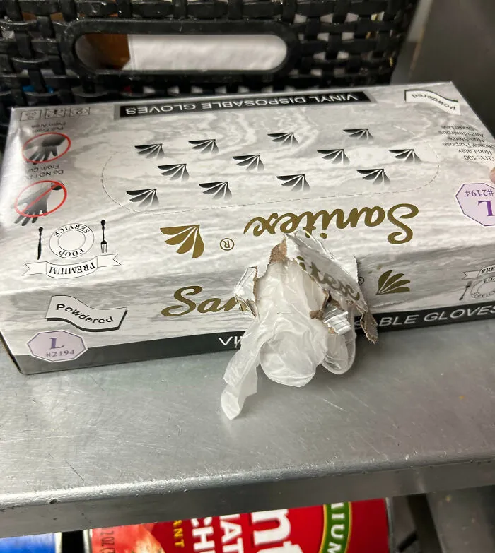Cómo mi compañero de trabajo abre una caja de guantes con la parte superior perforada