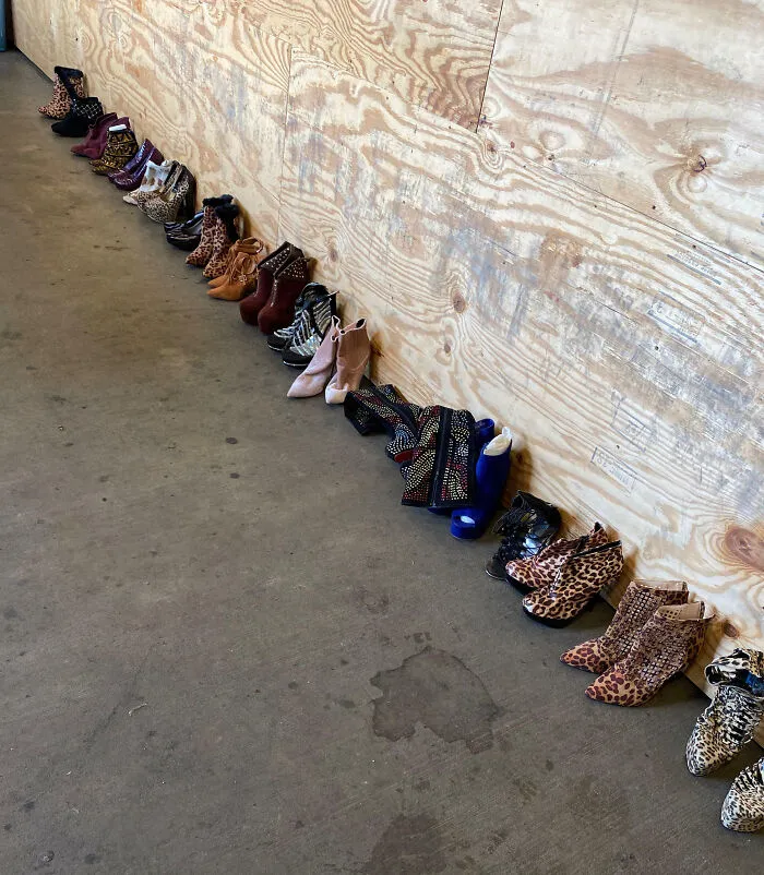 Han puesto los cuernos a alguien en mi trabajo. Y se ha traido todos los zapatos de ella aquí