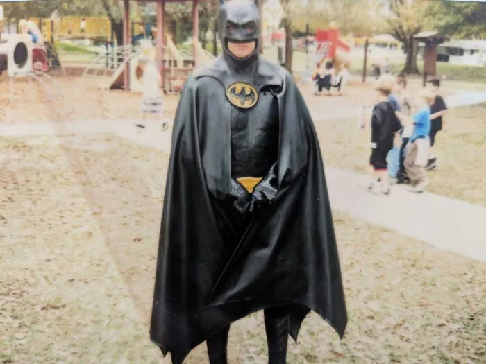 Mi papá se disfrazó de Batman para el hijo de un compañero de trabajo que estaba celebrando su cumpleaños (en algún momento entre principios y mediados de los años 90). Creo que era bastante genial
