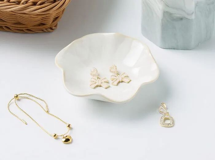 This   <a Style="Display:inline;" Href="Https://Www.amazon.com/Beunaizer-Jewelry-Ceramic-Decorative-Daughter/Dp/B0bqrj8599?dib=eyj2ijoimsj9.zi-Ki_umgq4v3qkwrlqfkpurxz9e-Y4gvvyamqmpxd25wydvlu9b6ejm63scehe1huam3ddu_x-Vnkqetb6jyq3gr4lnuvnqpq78xbk6olmw5vuvusz04z47i1qkucrje8ewzf8wlqz-Pnarxgfcww_1yowzmsoiyhvlhbdv1czabomvfo7xfqipdwlxbcklzfkeeyzazpww8evotkamcjwpetlakiptaildlciztno.lznqojsntbjszqbilwh1hmsfqnr-Lhrectfwy58s-Dw&dib_tag=se&qid=1719386484&sr=8-10&srs=97786234011&th=1&linkcode=ll1&tag=bpgoose-20&linkid=0d36f1e3a06c1aecf52421ab229d7ff1&language=en_us&ref_=as_li_ss_tl" Target="_blank"><span Style="Font: Inherit; Color: #d74b1f;"> Ceramic Trinket Tray</Span> Is The Perfect Place To Park Your Bling When You're Not Rocking It