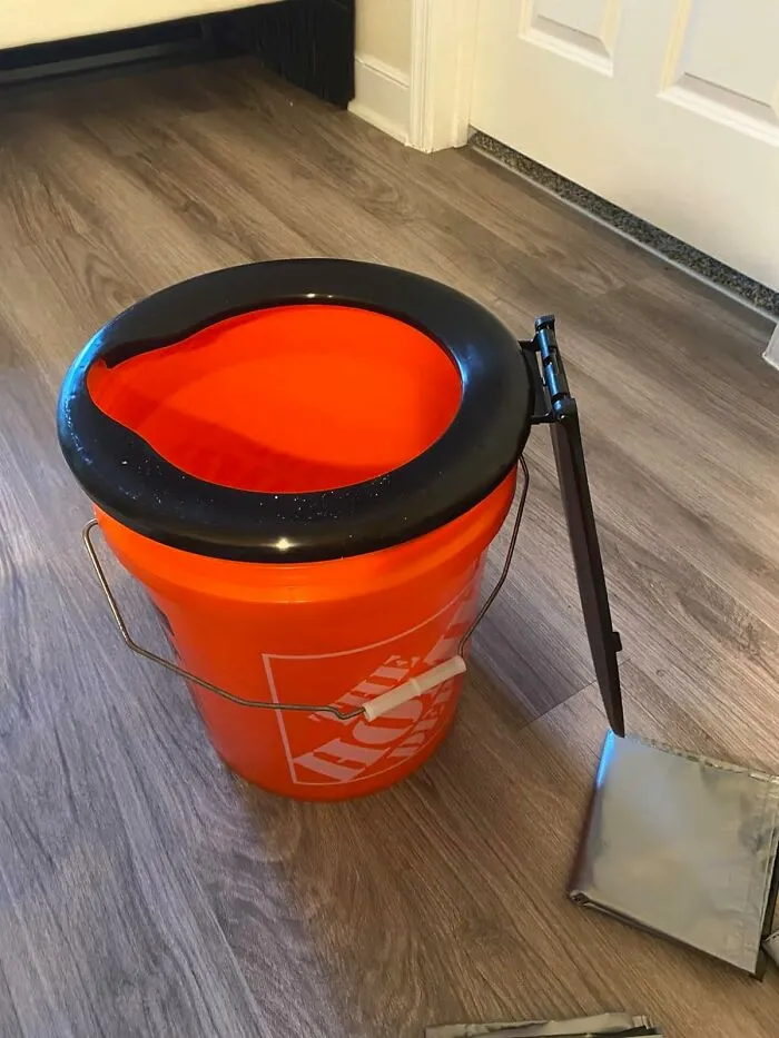 Forget Icky Outhouses! This <a Style="Display:inline;" Href="Https://Www.amazon.com/Camco-41549-Toilet-Bucket-Seat/Dp/B075bzvvld?ie=utf8&linkcode=ll1&tag=bpraccoon-20&linkid=020fd8a5b50103c52e37080fca64970e&language=en_us&ref_=as_li_ss_tl" Target="_blank"><span Style="Font: Inherit; Color: #d74b1f;"> Bucket Toilet</Span> Is Your Private Restroom On The Go