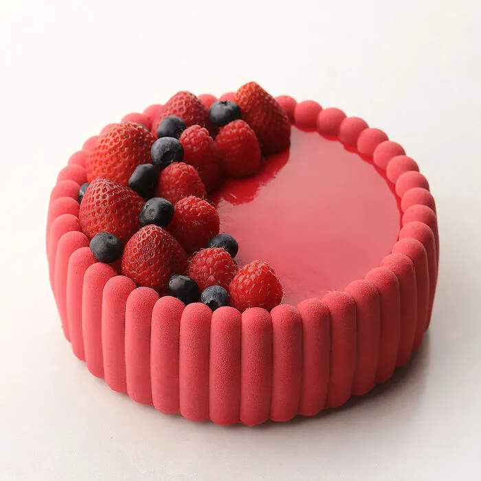 This Ukrainian Pastry Chef Makes Cakes From Random Shapes And Objects (31 Pics)