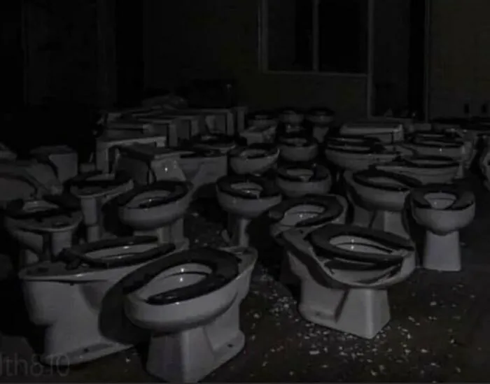 “Images To Rattle The Marrow Of Your Bones”: 50 Creepy Pics