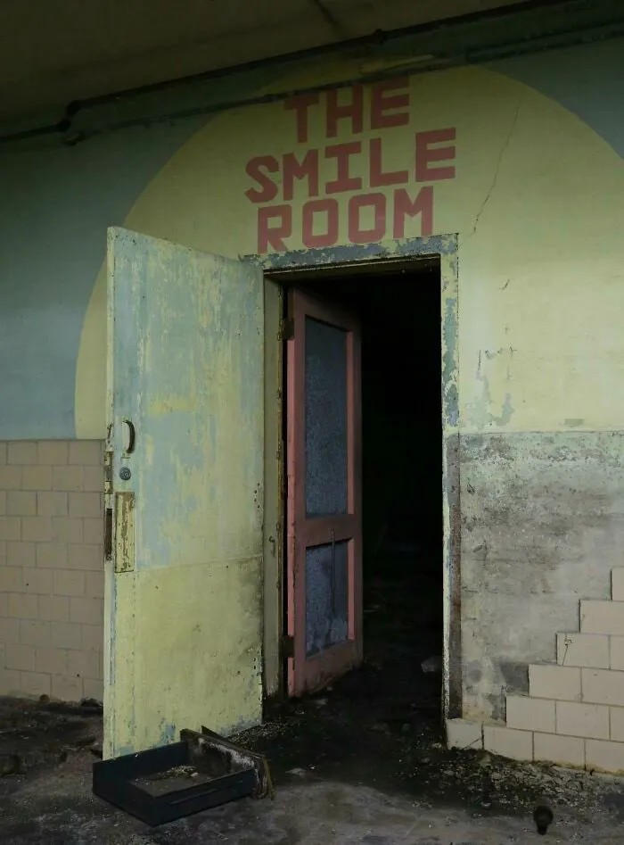 “Images To Rattle The Marrow Of Your Bones”: 50 Creepy Pics