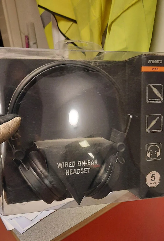 Un compañero de trabajo le dijo a mi jefe durante mi pasantía que me gusta escuchar música pero que no tengo auriculares en este momento, así que me dio unos auriculares