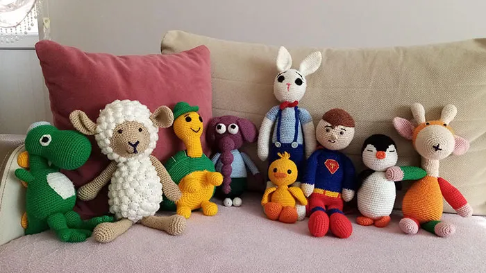 Mi compañera de trabajo teje animales de ganchillo para repartir a los niños