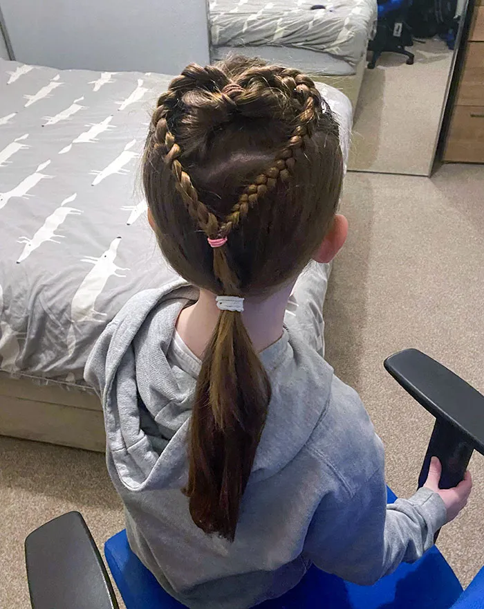 Sé que no es perfecto, pero estoy muy orgulloso de ello. Soy padre soltero y el año pasado ni siquiera podía hacerle una cola de caballo. Este año, le hice trenzas en forma de corazón.