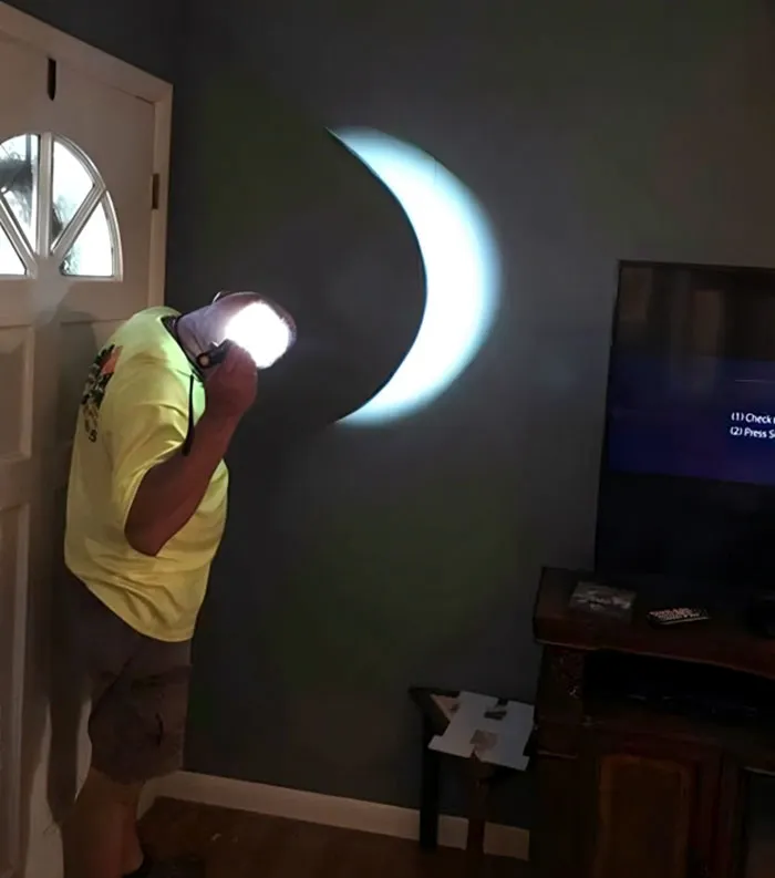 Había una tormenta durante el eclipse, así que mi padre improvisó
