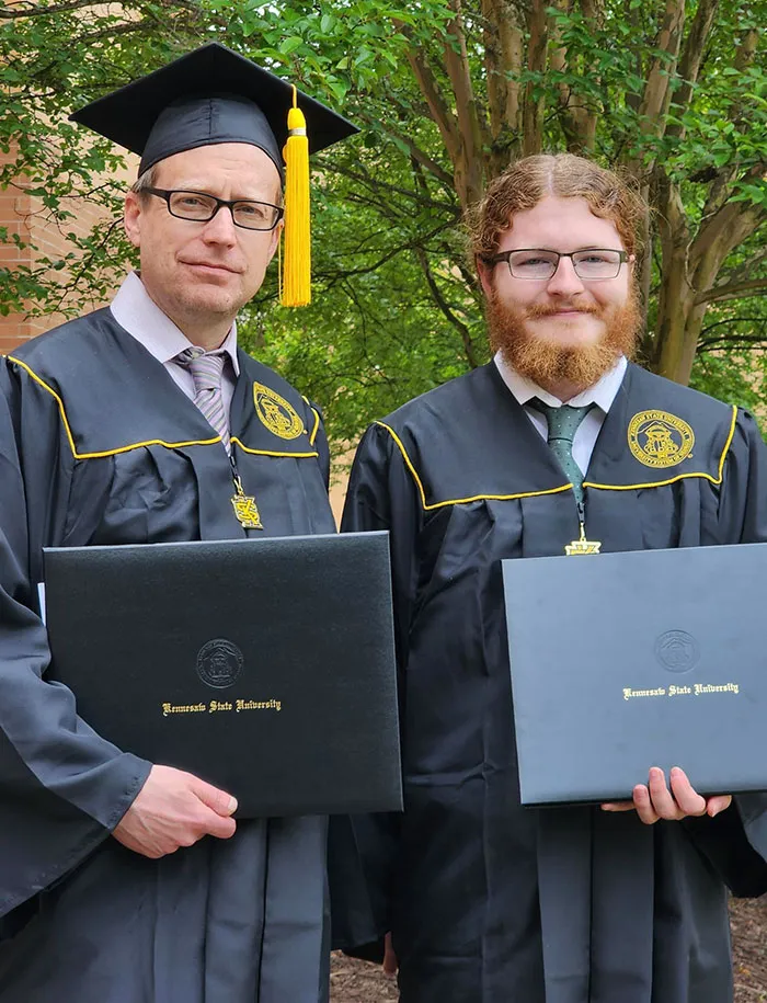 Volví a la escuela con mi hijo y acabamos de graduarnos con títulos de ingeniería
