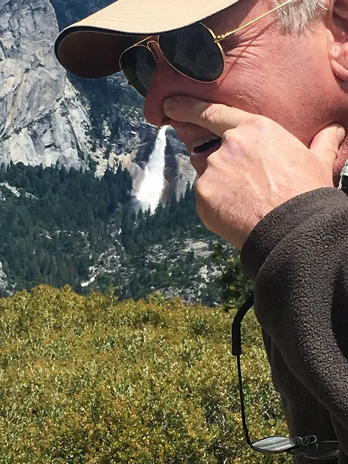 Mi papá quería tomarse una linda foto con una cascada en Yosemite