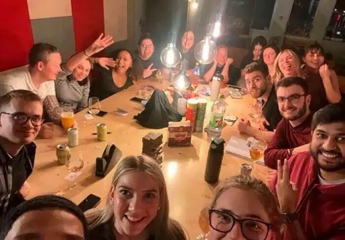 En 2019 escribí mi número de teléfono en una pieza de Jenga en un albergue de Islandia. Hoy recibí esta foto. Me encontraron