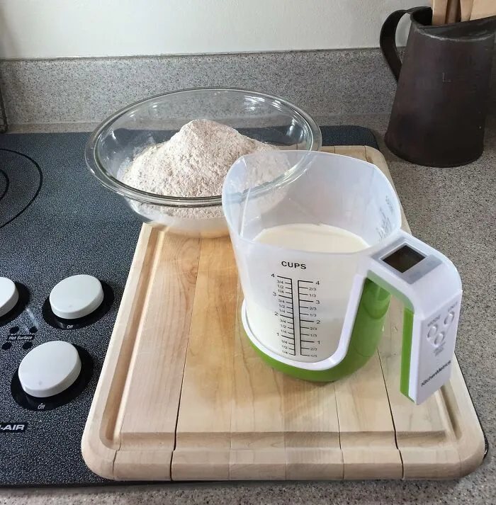 If You Still Don't Know How To Measure A Solid Or Weigh A Liquid, Try This <span Style="Font:inherit;color:#d74b1f;"> Food Scale And Measuring Cup </Span> For The Best Of Both 