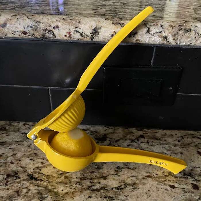 This <span Style="Font:inherit;color:#d74b1f;"> Metal Lemon Squeezer </Span> Will Get Every Last Drop Out Of Your Citruses