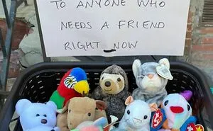 35 Pics Of The Best Things New Yorkers Threw Away Into The Streets For Others To Take