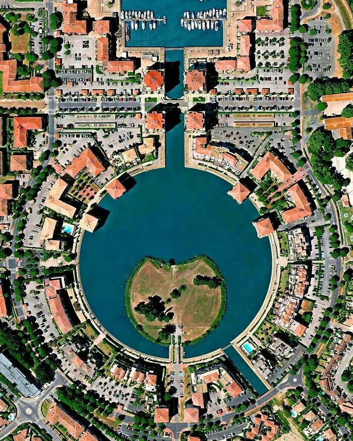 Port Ariane, Lattes, France⠀