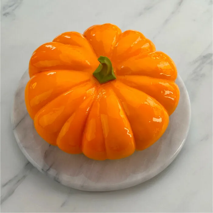 This Ukrainian Pastry Chef Makes Cakes From Random Shapes And Objects (31 Pics)