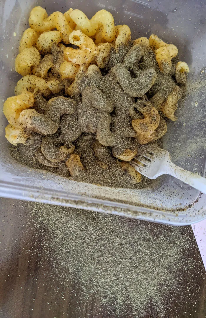 me acordé de llevar mi almuerzo al trabajo. Mi compañero de trabajo no se acordó de cerrar bien el bote de pimienta