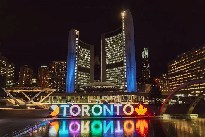 24 Canadians List Most Common Signs That Show Them Someone Is A Tourist