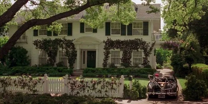 People Answer What Movies Get Wrong About America And Here’s 35 Of Their Spot-On Observations