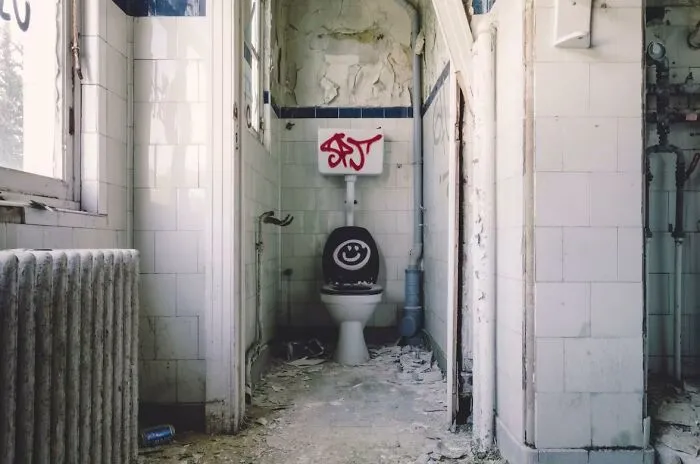 30 Cleaners Who Got Grossed Out On The Job Share The Nastiest Things They've Encountered