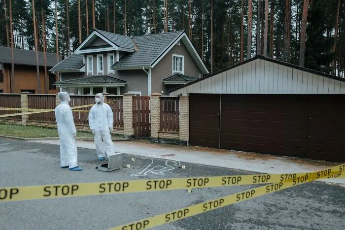 30 Cleaners Who Got Grossed Out On The Job Share The Nastiest Things They've Encountered