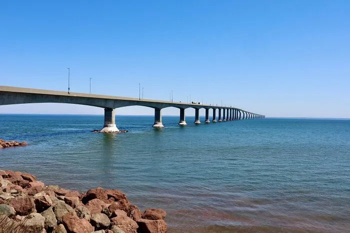 24 Canadians List Most Common Signs That Show Them Someone Is A Tourist