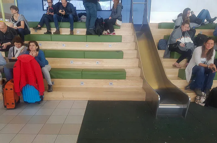 Tobogán en la zona de espera