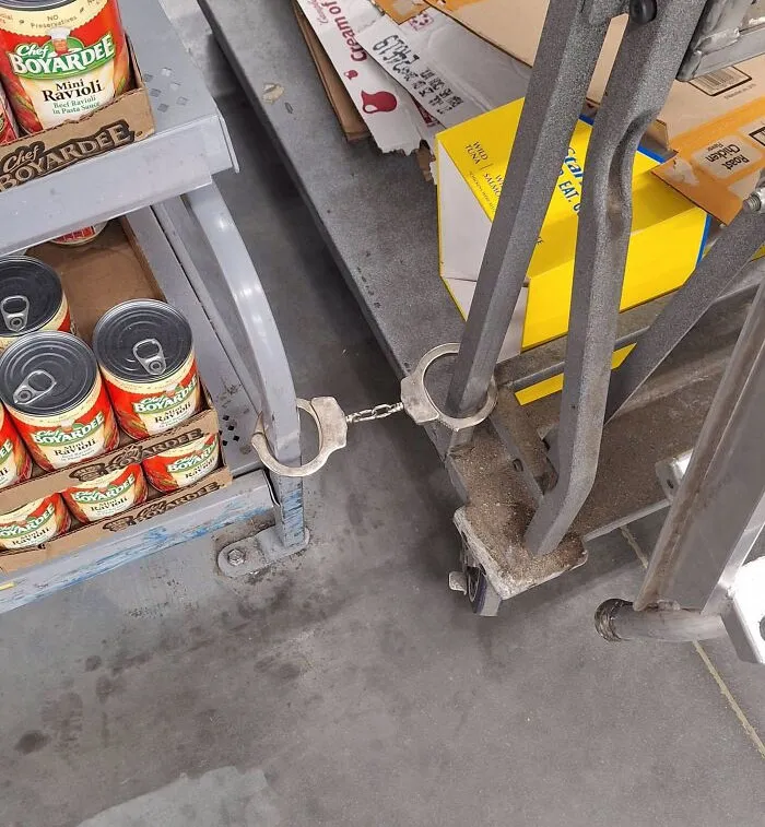 Un compañero de trabajo se cansó de que la gente le quitara el carrito mientras él estaba almorzando