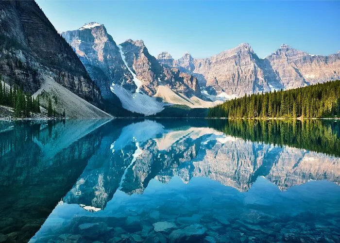 24 Canadians List Most Common Signs That Show Them Someone Is A Tourist