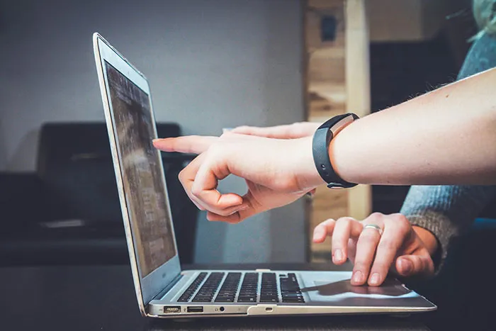 21 Empleados del servicio técnico informático compartiendo los trabajos más raros que han hecho