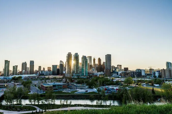 24 Canadians List Most Common Signs That Show Them Someone Is A Tourist