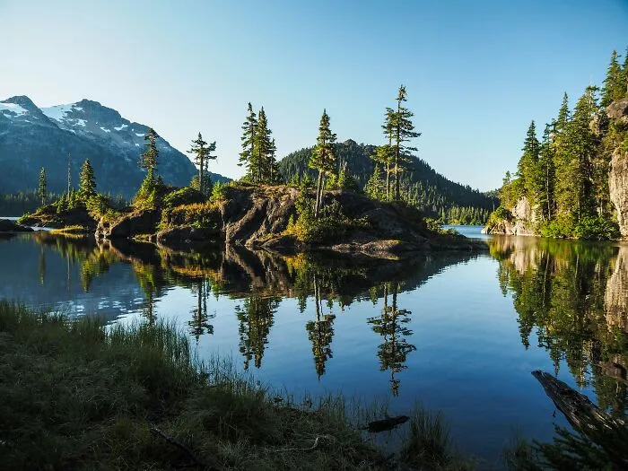 24 Canadians List Most Common Signs That Show Them Someone Is A Tourist