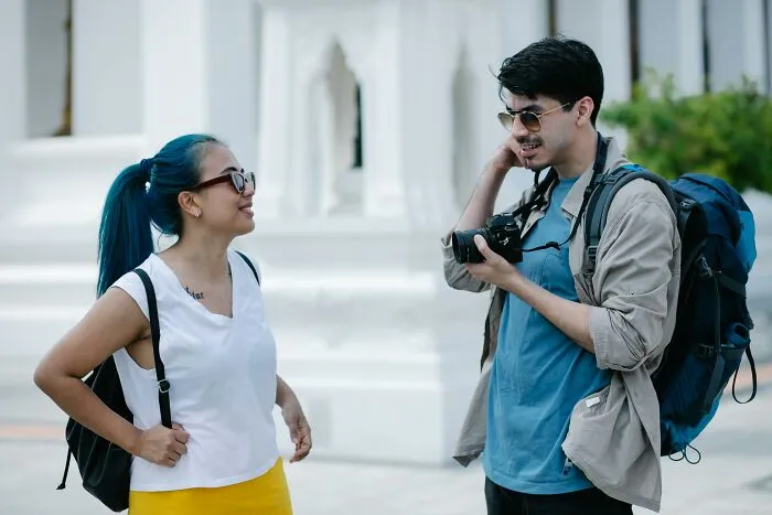 24 Canadians List Most Common Signs That Show Them Someone Is A Tourist