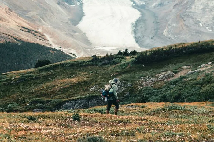 24 Canadians List Most Common Signs That Show Them Someone Is A Tourist