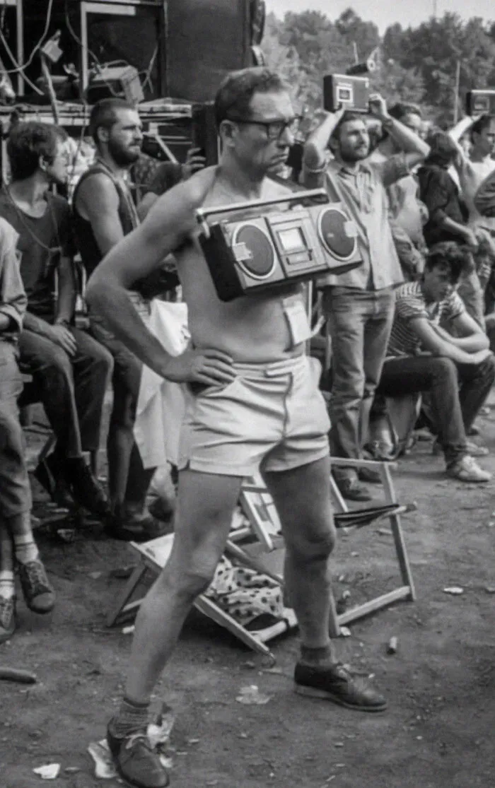Hombre grabando un concierto en casete, años 80, Polonia