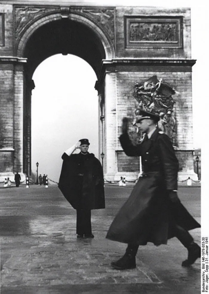 Policía francés saludando a un oficial nazi en París, 1941